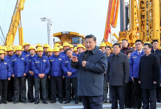 　12月12日至13日，習(xí)近平在江蘇徐州市考察。這是12日下午，習(xí)近平在徐工集團重型機械有限公司親切看望勞動模范、技術(shù)能手等職工代表，鼓勵他們在為實現(xiàn)中國夢的奮斗中爭取人人出彩。新華社記者 謝環(huán)馳 攝